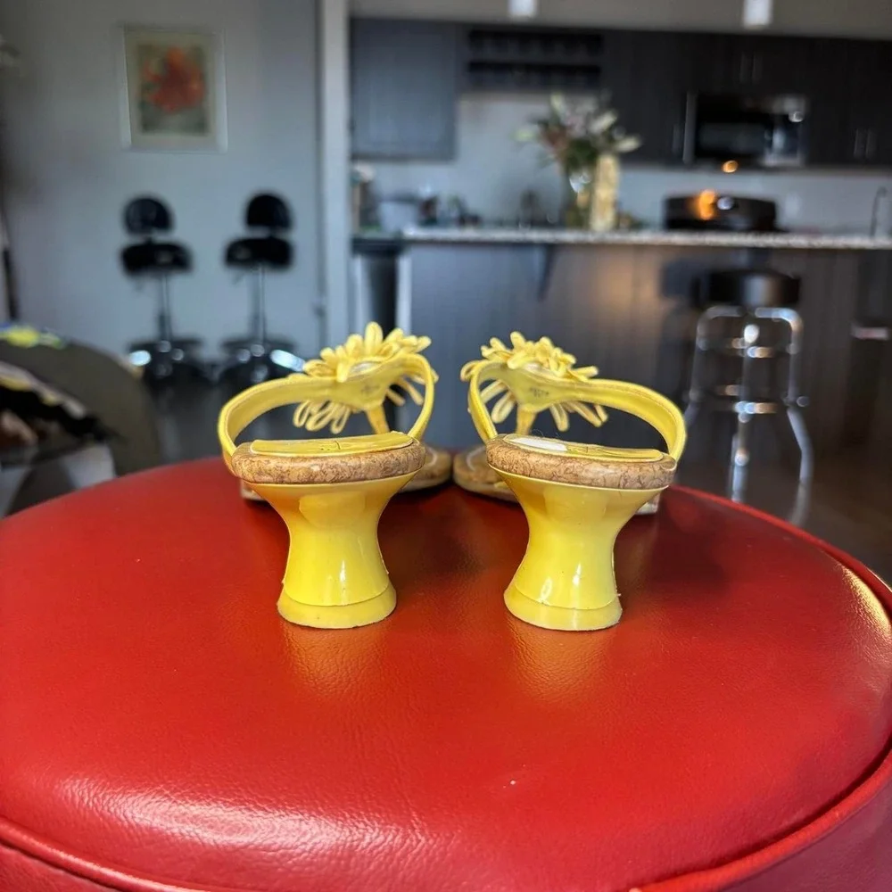 Vintage Fioni Yellow Flower Kitten Heels Y2K Platform Sandals🌻